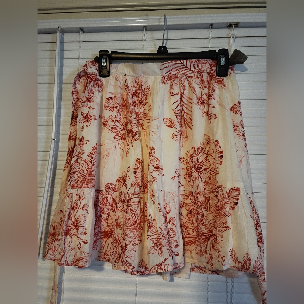 Cute printed skirt with elastic half waist and tie front